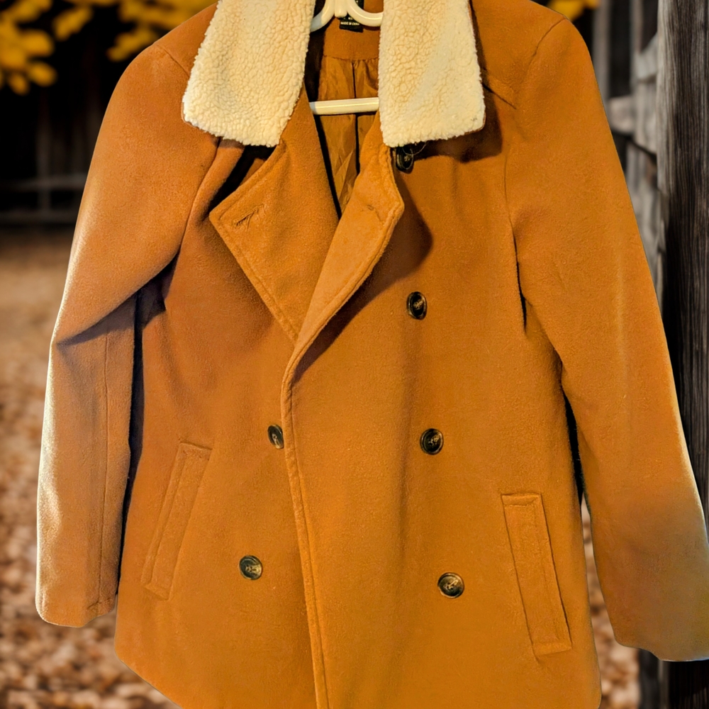 MeTan Double-Breasted Coat with Cream Collar